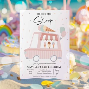 Puede incluir: Un cami&oacute;n de helados rosa y blanco con una bola de helado en la parte superior. El cami&oacute;n tiene un letrero que dice "Here's the Scoop". La invitaci&oacute;n es para el 6&ordm; cumplea&ntilde;os de Camille. La fiesta es el s&aacute;bado 10 de julio de 12 a 2 pm en la casa de Camille, 1234 Summer Drive, Boston, Massachusetts. Confirma tu asistencia antes del 1 de julio a Amy al 123-456-7890.