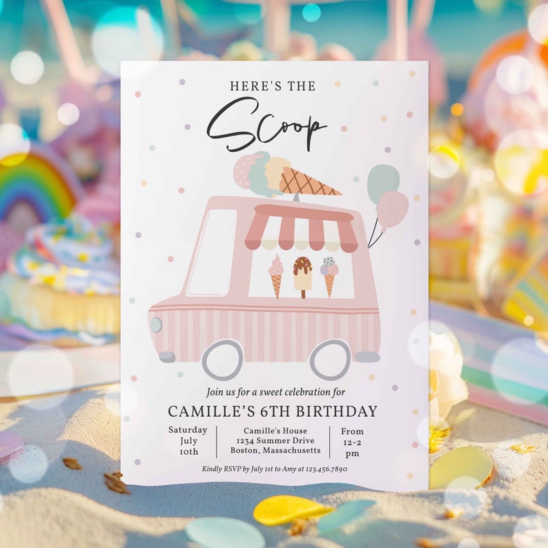 Puede incluir: Un cami&oacute;n de helados rosa y blanco con una bola de helado en la parte superior. El cami&oacute;n tiene un letrero que dice "Here's the Scoop". La invitaci&oacute;n es para el 6&ordm; cumplea&ntilde;os de Camille. La fiesta es el s&aacute;bado 10 de julio de 12 a 2 pm en la casa de Camille, 1234 Summer Drive, Boston, Massachusetts. Confirma tu asistencia antes del 1 de julio a Amy al 123-456-7890.