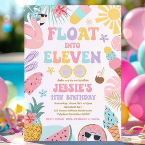 Op de afbeelding: Een kleurrijke uitnodiging met de tekst "FLOAT INTO ELEVEN" en "JESSIE'S 11TH BIRTHDAY". Het ontwerp bevat illustraties van een flamingo, zonnebril, ijs en een ananas. De uitnodiging bevat ook de datum, tijd en locatie van het feest.