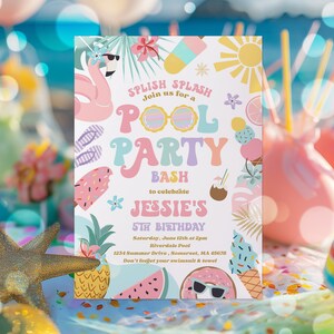 Puede incluir: Una colorida invitaci&oacute;n a una fiesta en la piscina con el texto "SPLISH SPLASH Join us for a POOL PARTY BASH to celebrate JESSIE'S 5TH BIRTHDAY". El dise&ntilde;o incluye ilustraciones de un flamenco, helado y una pi&ntilde;a. La invitaci&oacute;n mide 12.7 x 17.8 cm.