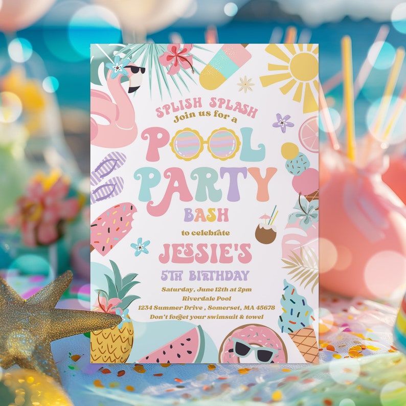 Puede incluir: Una colorida invitaci&oacute;n a una fiesta en la piscina con el texto "SPLISH SPLASH Join us for a POOL PARTY BASH to celebrate JESSIE'S 5TH BIRTHDAY". El dise&ntilde;o incluye ilustraciones de un flamenco, helado y una pi&ntilde;a. La invitaci&oacute;n mide 12.7 x 17.8 cm.
