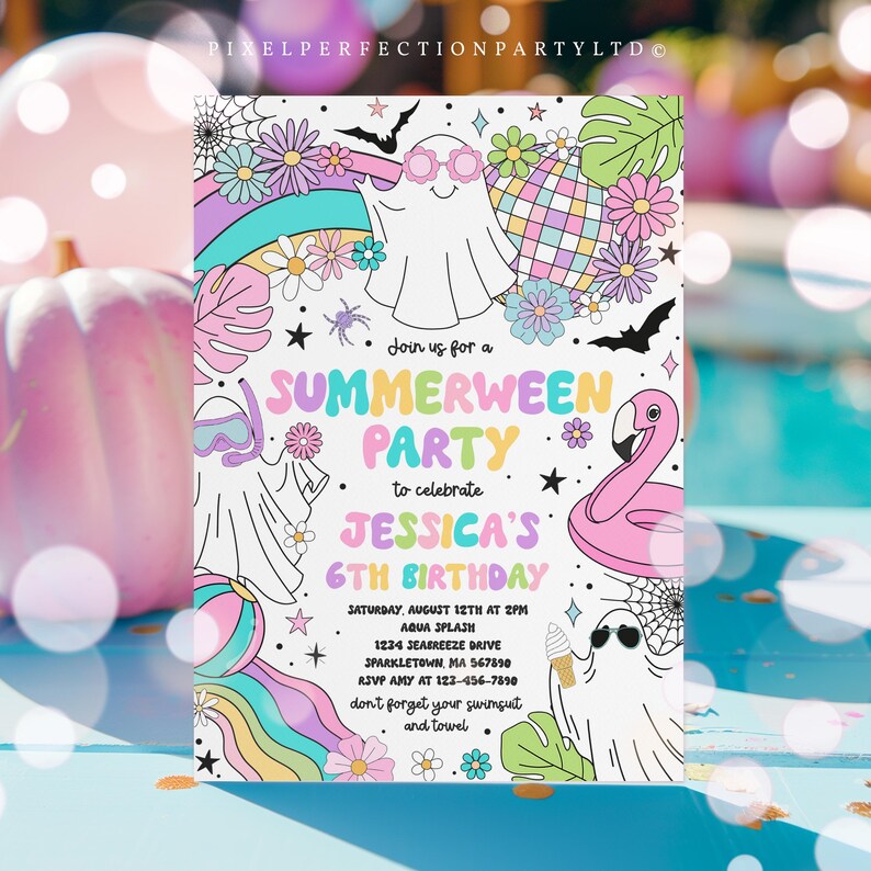 K&ouml;nnte beinhalten: Eine farbenfrohe Einladung zu einer Sommerween-Party zur Feier von Jessicas 6. Geburtstag. Die Einladung zeigt ein Gespenst mit Sonnenbrille, einen Regenbogen, einen Flamingo-Schwimmring und eine Discokugel. Der Text auf der Einladung lautet: "Schlie&szlig;en Sie sich uns zu einer Sommerween-Party an, um Jessicas 6. Geburtstag zu feiern. Samstag, 12. August um 14:00 Uhr. Aqua Splash, 1224 Seabreeze Drive, Sparkletown, MA 567890. RSVP Amy unter 123-456-7890. Vergessen Sie nicht Ihre Badebekleidung und Ihr Handtuch."