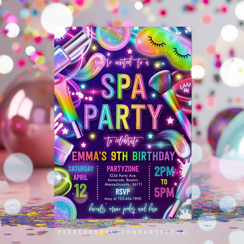 Puede incluir: Una invitaci&oacute;n a una fiesta de spa para celebrar el 9&ordm; cumplea&ntilde;os de Emma. La invitaci&oacute;n es de color rosa, azul y verde ne&oacute;n y presenta un pincel de maquillaje, esmalte de u&ntilde;as y una m&aacute;scara para dormir. El texto dice "Est&aacute;s invitado a una fiesta de spa para celebrar el 9&ordm; cumplea&ntilde;os de Emma. S&aacute;bado, 12 de abril, de 2 PM a 5 PM. Partyzone 1234 Party Ave. Somerset, Boston, Massachusetts, 56111. RSVP Amy al 123-456-7890. Faciales, manicura y pedicura y diversi&oacute;n."
