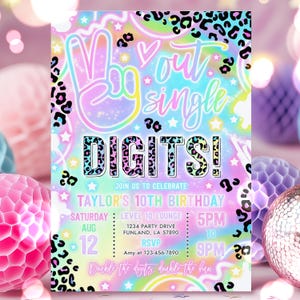 Op de afbeelding: Een kleurrijke verjaardagsuitnodiging met een vredesteken en de woorden "Out Single Digits!" in een speels lettertype. De uitnodiging bevat details voor Taylor's 10e verjaardag, met een datum, tijd en locatie. Het ontwerp heeft luipaardprint accenten.