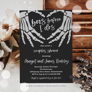 Op de afbeelding: Zwart-witte uitnodiging met een skeletpaar dat elkaar de hand vasthoudt in de vorm van een hart. De tekst luidt "Boo's Before I Do's" en bevat details voor een bruiloft voor Margot en James Berkley.