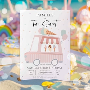 Może przedstawiać: R&oacute;żowo-biały w&oacute;z z lodami z białym daszkiem i kolorowymi lodami w środku. Na wozie widnieje napis "Camille is Two Sweet" i "Camille's 2nd Birthday". Zaproszenie na przyjęcie urodzinowe w sobotę, 10 lipca, w godzinach od 12:00 do 14:00 w domu Camille, 1234 Summer Drive, Boston, Massachusetts. Prosimy o potwierdzenie obecności do 1 lipca u Amy pod numerem 123.456.7890.