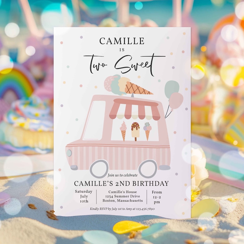 Może przedstawiać: R&oacute;żowo-biały w&oacute;z z lodami z białym daszkiem i kolorowymi lodami w środku. Na wozie widnieje napis "Camille is Two Sweet" i "Camille's 2nd Birthday". Zaproszenie na przyjęcie urodzinowe w sobotę, 10 lipca, w godzinach od 12:00 do 14:00 w domu Camille, 1234 Summer Drive, Boston, Massachusetts. Prosimy o potwierdzenie obecności do 1 lipca u Amy pod numerem 123.456.7890.