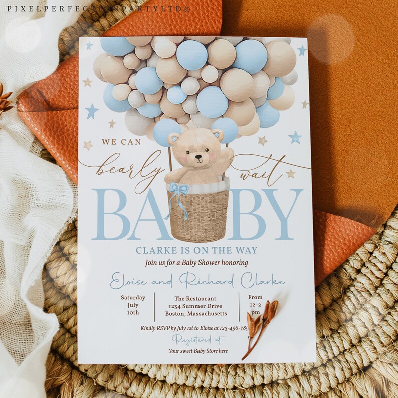 Peut inclure: Une invitation &agrave; une f&ecirc;te pr&eacute;natale avec un th&egrave;me bleu et blanc. L'invitation repr&eacute;sente un ours en peluche dans un ballon &agrave; air chaud avec des ballons bleus et beiges. Le texte sur l'invitation indique "We can barely wait, Baby, Clarke is on the way. Join us for a Baby Shower honoring Eloise and Richard Clarke. Saturday, July 10th, The Restaurant, 1234 Summer Drive, Boston, Massachusetts, From 12-2 pm. Kindly RSVP by July 1st to Eloise at 123-456-789. Registered at Your sweet Baby Store here."