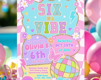 Peut inclure: Une invitation d'anniversaire rose et bleue avec des accents de paillettes. L'invitation dit "Six is a Vibe" et présente une boule disco, un papillon et un arc-en-ciel. C'est pour le 6ème anniversaire d'Olivia, le 20 octobre à 15h. L'invitation comprend le lieu, Rainbow Realm Cafe, et les informations RSVP.