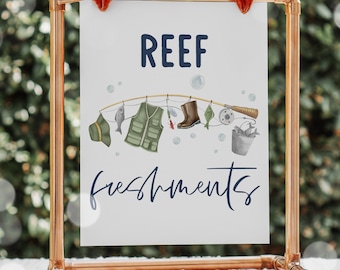 Può includere: Una cornice in tubo di rame sostiene un cartello bianco con testo blu che recita "Reef Refreshments". Il cartello è decorato con un'illustrazione ad acquerello di attrezzatura da pesca, tra cui una canna da pesca, un giubbotto di salvataggio, uno stivale e pesci.