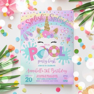 以下が含まれることがあります： ユニコーンと「Splish Splash It's a Pool Party Bash Join Us To Celebrate Annabella 5th Birthday August 20 2PM to 4PM Poolside at Bella's House Splash Drive, Somerset MA RSVP Anna at 565.909.909 Bring a swimsuit and towel」というテキストが書かれた、カラフルなプールパーティーの招待状です。