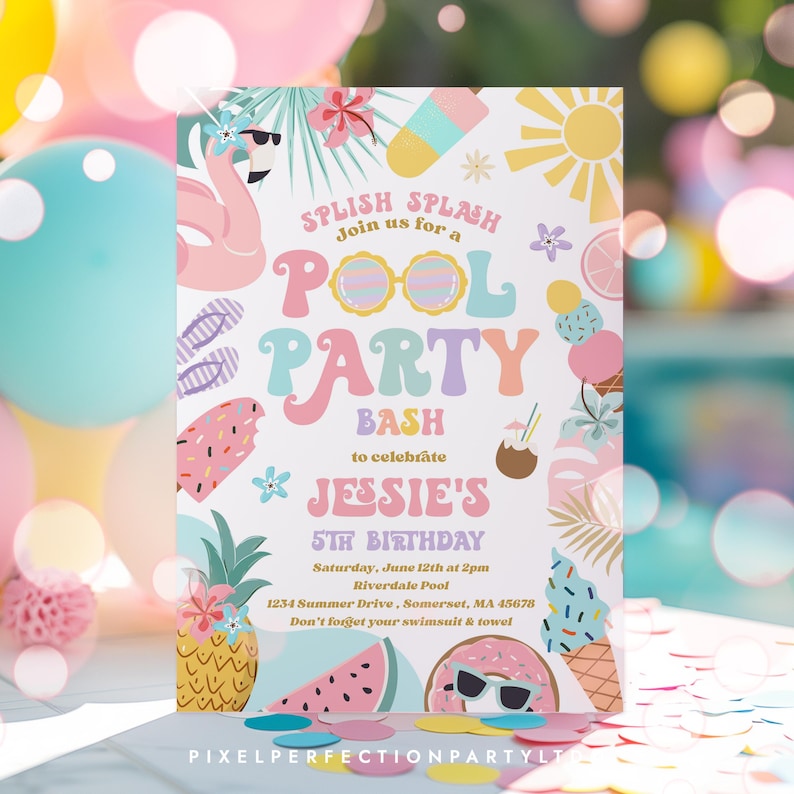 Puede incluir: Una invitaci&oacute;n a una fiesta en la piscina en colores pastel con ilustraciones de flamenco, gafas de sol y helado. La invitaci&oacute;n dice "Pool Party Bash" para celebrar el 5&ordm; cumplea&ntilde;os de Jessie, con fecha, hora y lugar. Tambi&eacute;n se incluye el texto "Splish Splash".
