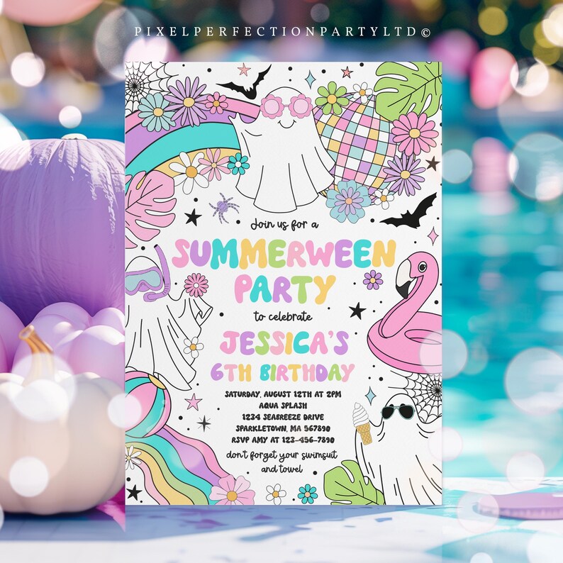 K&ouml;nnte beinhalten: Eine farbenfrohe Einladung zu einer Summerween-Party zur Feier von Jessicas 6. Geburtstag. Die Einladung zeigt ein Gespenst, einen Regenbogen, einen Flamingo-Schwimmring und eine Discokugel. Der Text auf der Einladung lautet: "Schlie&szlig;en Sie sich uns zu einer Summerween-Party an, um Jessicas 6. Geburtstag zu feiern. Samstag, 12. August um 14:00 Uhr Aqua Splash 1234 Seabreeze Drive Sparkletown, MA 567890 RSVP Amy unter 123-456-7890 Vergessen Sie nicht Ihre Badebekleidung und Ihr Handtuch."
