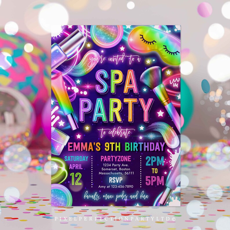 Puede incluir: Una invitaci&oacute;n colorida para una fiesta de spa para celebrar el noveno cumplea&ntilde;os de Emma. La invitaci&oacute;n presenta un fondo morado con texto rosa ne&oacute;n, verde y azul. El texto dice "Est&aacute;s invitado a una fiesta de spa para celebrar el noveno cumplea&ntilde;os de Emma". La invitaci&oacute;n tambi&eacute;n incluye im&aacute;genes de art&iacute;culos de spa, como mascarillas faciales, esmalte de u&ntilde;as y pinceles de maquillaje.