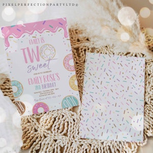 Pode incluir: Convite de anivers&aacute;rio de tema donut rosa e branco com fundo rosa e confeitos. O convite diz "Emily is Two Sweet" e inclui detalhes para a festa de anivers&aacute;rio de 2 anos de Emily Rose.