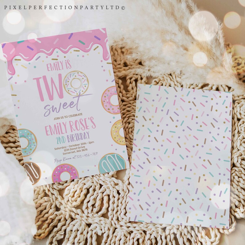 Pode incluir: Convite de anivers&aacute;rio de tema donut rosa e branco com fundo rosa e confeitos. O convite diz "Emily is Two Sweet" e inclui detalhes para a festa de anivers&aacute;rio de 2 anos de Emily Rose.
