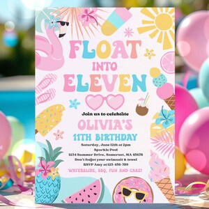 Op de afbeelding: Een pastelkleurige verjaardagsuitnodiging met de tekst "FLOAT INTO ELEVEN" en "OLIVIA'S 11TH BIRTHDAY". Het ontwerp bevat illustraties van een flamingo, ijsjes, zonnebrillen en een watermeloen. De uitnodiging bevat ook evenementdetails.