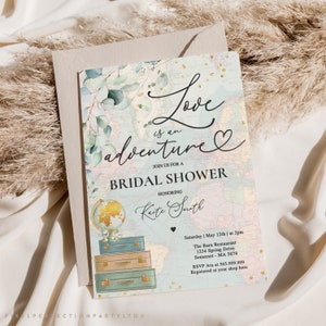 Puede incluir: Una invitaci&oacute;n de despedida de soltera azul claro y rosa con un fondo de mapa de acuarela. El texto dice "El amor es una aventura" y "&Uacute;nete a nosotros para una despedida de soltera en honor a Kaite Smith". La invitaci&oacute;n incluye detalles del evento, incluida la fecha, la hora, la ubicaci&oacute;n y la informaci&oacute;n de RSVP.