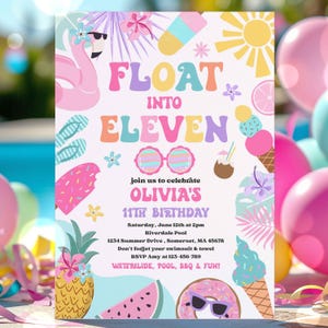 Op de afbeelding: Een kleurrijke uitnodiging voor Olivia's 11e verjaardag, met de tekst "FLOAT INTO ELEVEN" in een retro lettertype. Het ontwerp bevat illustraties van een flamingo, ijs, zonnebril en ananas. De uitnodiging bevat ook evenementdetails.