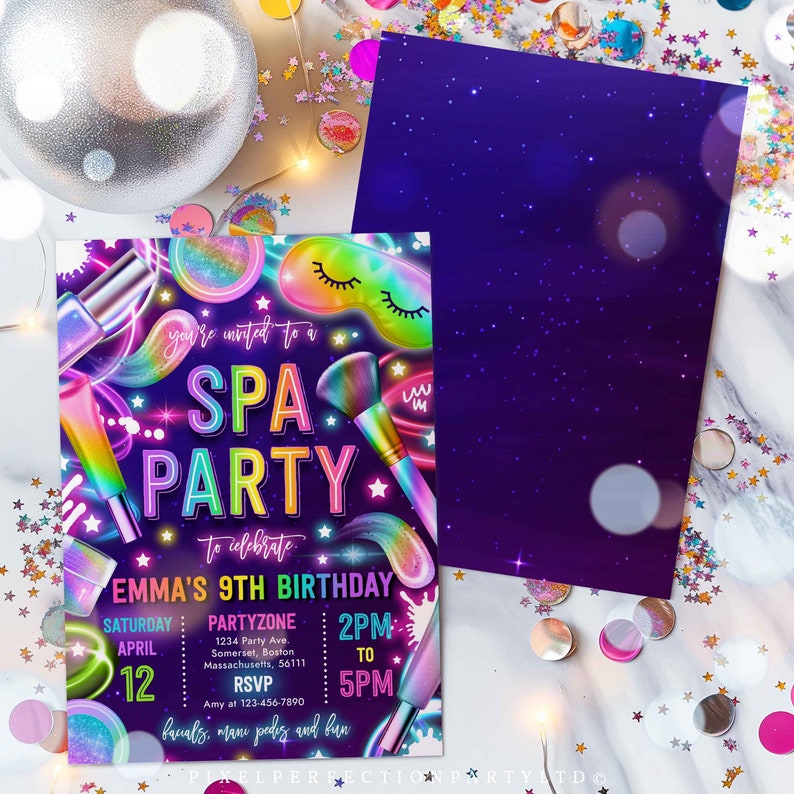 Puede incluir: Una invitaci&oacute;n colorida para una fiesta de spa para celebrar el 9&ordm; cumplea&ntilde;os de Emma. La invitaci&oacute;n presenta un dise&ntilde;o rosa ne&oacute;n, azul y verde con im&aacute;genes de pinceles de maquillaje, mascarillas para los ojos y esmalte de u&ntilde;as. El texto de la invitaci&oacute;n dice "Est&aacute;s invitado a una fiesta de spa para celebrar el 9&ordm; cumplea&ntilde;os de Emma". La fiesta est&aacute; programada para el s&aacute;bado 12 de abril de 2 PM a 5 PM en Partyzone, 1234 Party Ave, Somerset, Boston, Massachusetts, 56111. RSVP a Amy al 123-456-7890.