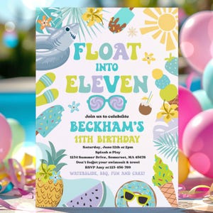 Op de afbeelding: Een kleurrijke uitnodiging met de tekst "FLOAT INTO ELEVEN" voor Beckham's 11e verjaardag. Het ontwerp bevat illustraties van een haai-zwemband, zonnebrillen, ijs en een ananas. De uitnodiging bevat evenementdetails.