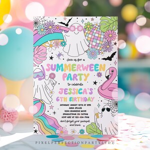 K&ouml;nnte beinhalten: Eine farbenfrohe Einladung zu einer Sommer-Halloween-Party zur Feier von Jessicas 6. Geburtstag. Die Einladung zeigt einen Geist mit Sonnenbrille, einen Flamingo-Schwimmring und einen Regenbogen. Der Text lautet: "Schlie&szlig;en Sie sich uns zu einer Sommer-Halloween-Party an, um Jessicas 6. Geburtstag zu feiern. Samstag, 12. August um 14:00 Uhr. Aqua Splash, 1234 Seabreeze Drive, Sparkletown, MA 567890. RSVP Amy unter 123-456-7890. Vergessen Sie nicht Ihre Badebekleidung und Ihr Handtuch."