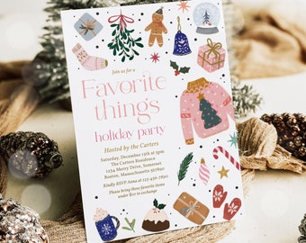 Op de afbeelding: Een witte kerstfeestuitnodiging met een roze en groene illustratie van een kersttrui, mistletoe, een peperkoekman, een sneeuwbol en andere feestelijke items. De tekst luidt "Doe mee met een Favoriete dingen kerstfeest Georganiseerd door de Carters Zaterdag 15 december om 17:00 uur De residentie van de Carters 1234 Merry Drive, Somerset Boston, Massachusetts 567890 Graag RSVP Anna op 123-456-7890 Breng drie favoriete items mee onder €10 om te ruilen"