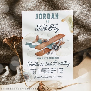 Puede incluir: Una ilustración de acuarela de un avión vintage volando a través de las nubes. La invitación dice "Jordan is Two Fly" e incluye detalles para una fiesta de cumpleaños. RSVP a Emily al 123-456-7890.