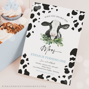 Puede incluir: Una vaca en blanco y negro con una guirnalda de hojas verdes alrededor del cuello. El texto "Have you heard the Moos" está en la parte superior de la invitación. El texto "Ethan is turning one" está en azul. La invitación tiene un fondo de estampado de vaca en blanco y negro.