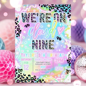 Op de afbeelding: Een kleurrijke uitnodiging met een regenboogachtergrond en luipaardprint-accenten. De tekst luidt "We're on Cloud Nine" en "Taylor's 9th Birthday". De uitnodiging bevat details voor een verjaardagsfeestje bij Bounce Nation op 12 februari van 14:00 tot 17:00 uur.