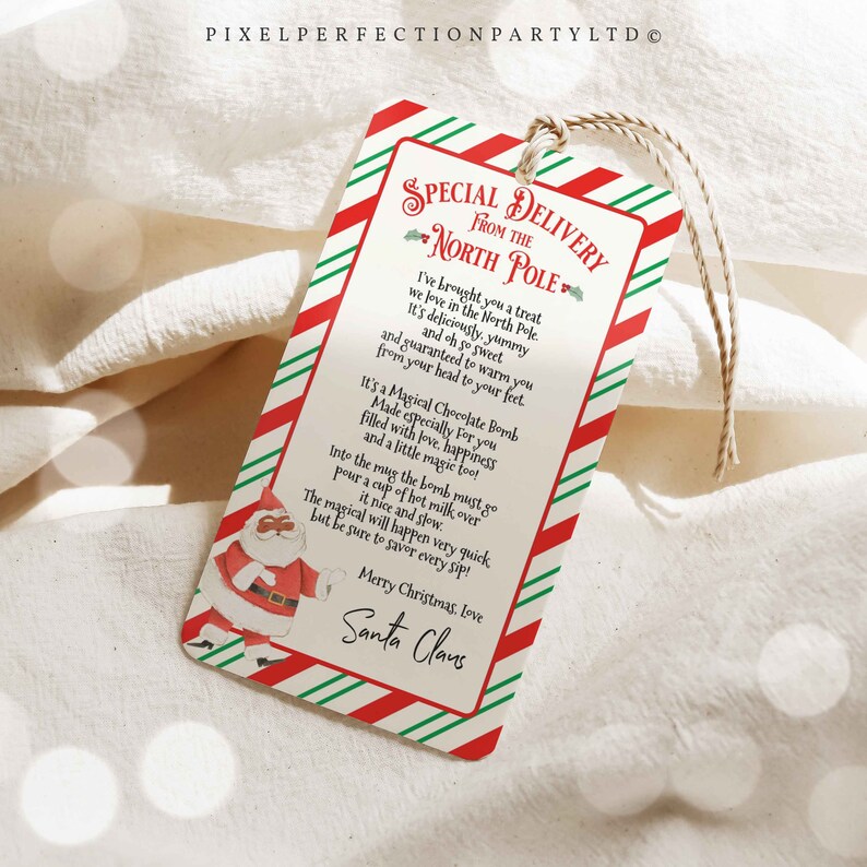 Puede incluir: Etiqueta de regalo a rayas rojas y verdes con una ilustraci&oacute;n de Pap&aacute; Noel y un poema sobre una bomba de chocolate m&aacute;gica. El poema dice "Entrega especial del Polo Norte".