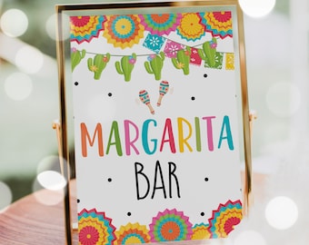 Könnte beinhalten: Ein weißes Schild mit dem Text "Margarita Bar" in bunten Buchstaben. Das Schild ist mit bunten Papierblumen, grünen Kakteen und Maracas verziert.