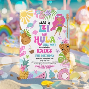 Könnte beinhalten: Eine farbenfrohe Einladung zu einer Luau-Mottoparty zum 5. Geburtstag. Die Einladung zeigt ein Hula-Mädchen, eine Blumenkette, eine Ukulele und einen tropischen Hintergrund. Der Text auf der Einladung lautet "Grab a Lei and Hula This Way to Celebrate Kaia's 5th Birthday".