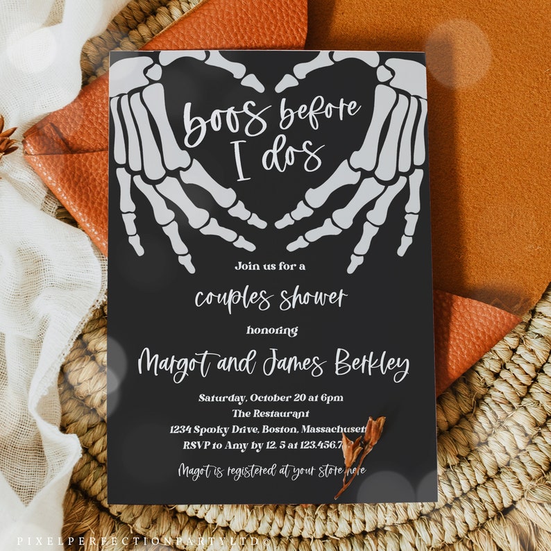 Op de afbeelding: Zwarte en witte uitnodiging met een skelet-hand-hartontwerp. De tekst luidt "Boo's Before I Do's" en bevat details voor een bruidsdouche ter ere van Margot en James Berkley.