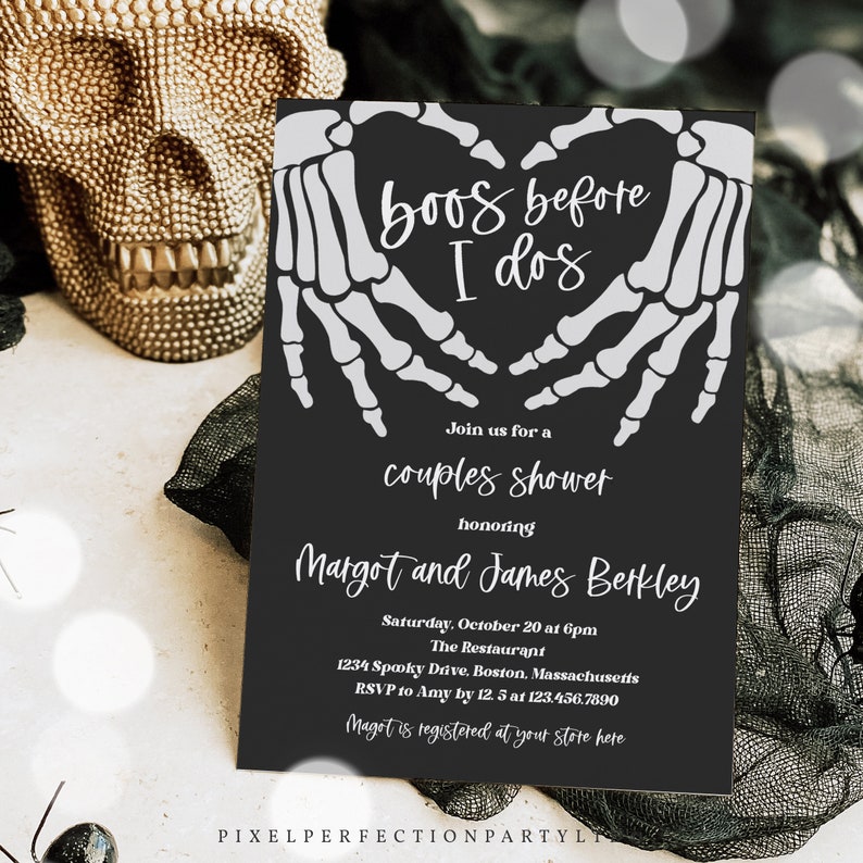 Op de afbeelding: Zwart-witte uitnodiging met een skelet-hand-hartontwerp. De tekst luidt "Boo's Before I Do's" en bevat details voor een bruidsdouche voor stellen ter ere van Margot en James Berkley.