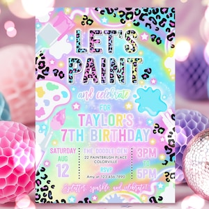 Könnte beinhalten: Eine farbenfrohe Einladung zum 7. Geburtstag mit dem Thema "Let's Paint". Das Design zeigt Pinsel, Farbspritzer und einen Regenbogen. Die Einladung enthält Datum, Uhrzeit, Ort und RSVP-Informationen.