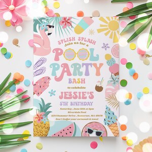Puede incluir: Una colorida invitaci&oacute;n a una fiesta en la piscina con ilustraciones de un flamenco, helado y gafas de sol. El texto de la invitaci&oacute;n dice: "SPLISH SPLASH, &Uacute;nete a nuestra POOL PARTY BASH para celebrar el 5&ordm; CUMPLEA&Ntilde;OS de JESSIE". El dise&ntilde;o incluye una pi&ntilde;a y una sand&iacute;a.