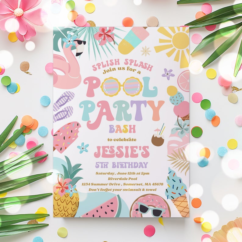 Puede incluir: Una colorida invitaci&oacute;n a una fiesta en la piscina con ilustraciones de un flamenco, helado y gafas de sol. El texto de la invitaci&oacute;n dice: "SPLISH SPLASH, &Uacute;nete a nuestra POOL PARTY BASH para celebrar el 5&ordm; CUMPLEA&Ntilde;OS de JESSIE". El dise&ntilde;o incluye una pi&ntilde;a y una sand&iacute;a.