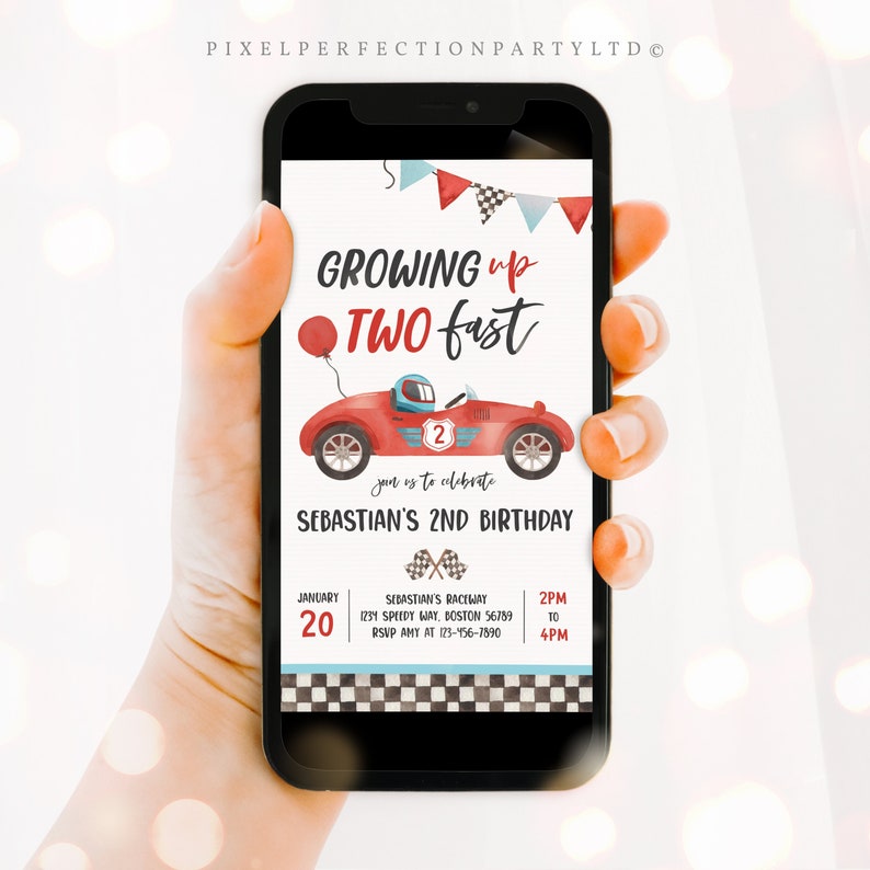 K&ouml;nnte beinhalten: Eine rot-wei&szlig;e Geburtstagseinladung mit einem Comic-Rennwagen und dem Text "Growing up TWO fast" und "Sebastian's 2nd Birthday". Die Einladung enth&auml;lt Details zur Party, einschlie&szlig;lich Datum, Uhrzeit, Ort und RSVP-Informationen.