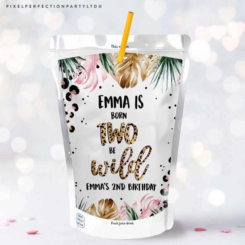 K&ouml;nnte beinhalten: Transparenter Saftbeutel mit gelbem Strohhalm. Der Beutel ist mit tropischen Bl&auml;ttern, Leopardenflecken und dem Text "EMMA IS BORN TWO BE WILD EMMA'S 2ND BIRTHDAY" verziert.