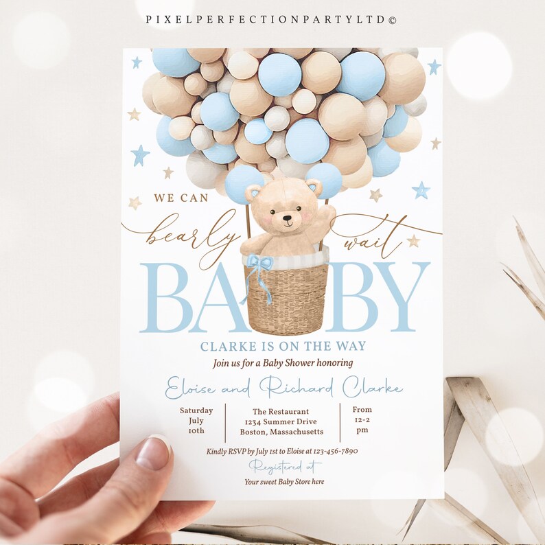 Peut inclure: Une invitation de f&ecirc;te pr&eacute;natale avec un th&egrave;me bleu et beige. L'invitation repr&eacute;sente un ours en peluche dans un panier, entour&eacute; de ballons bleus et beiges. Le texte sur l'invitation dit "On peut &agrave; peine attendre, B&eacute;b&eacute;".