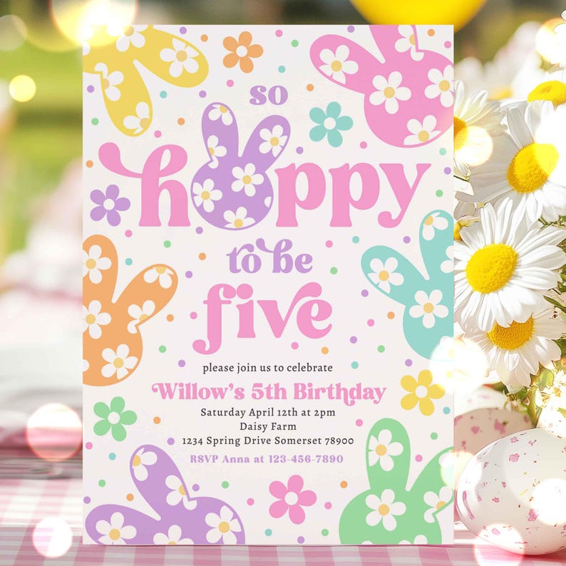 K&ouml;nnte beinhalten: Eine farbenfrohe Geburtstagseinladung mit dem Text "so hoppy to be five". Das Design umfasst Hasen- und Blumenillustrationen in Pastellfarben. Die Einladung enth&auml;lt die Geburtstagsdetails: Willow's 5th Birthday, Samstag, 12. April um 14 Uhr, Daisy Farm und eine RSVP.