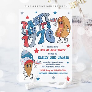 Op de afbeelding: Een witte uitnodigingskaart met de tekst "Party Like It's 1776" in blauw en rood. De kaart bevat cartoon illustraties van een hotdog, een ijsje en Amerikaanse vlaggen, die een 4 juli feest aankondigen.