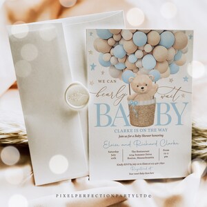 Peut inclure: Une invitation de f&ecirc;te pr&eacute;natale avec un th&egrave;me bleu et beige. L'invitation repr&eacute;sente un ours en peluche tenant des ballons dans un panier. Le texte sur l'invitation est le suivant : "We can barely wait Baby Clarke is on the way. Join us for a Baby Shower honouring Eloise and Richard Clarke. Saturday July 10th The Restaurant 1234 Summer Drive Boston, Massachusetts From 12-2 pm Kindly RSVP by July 10th to Eloise at 123-456-7890 Registered at Your sweet Baby Store here."