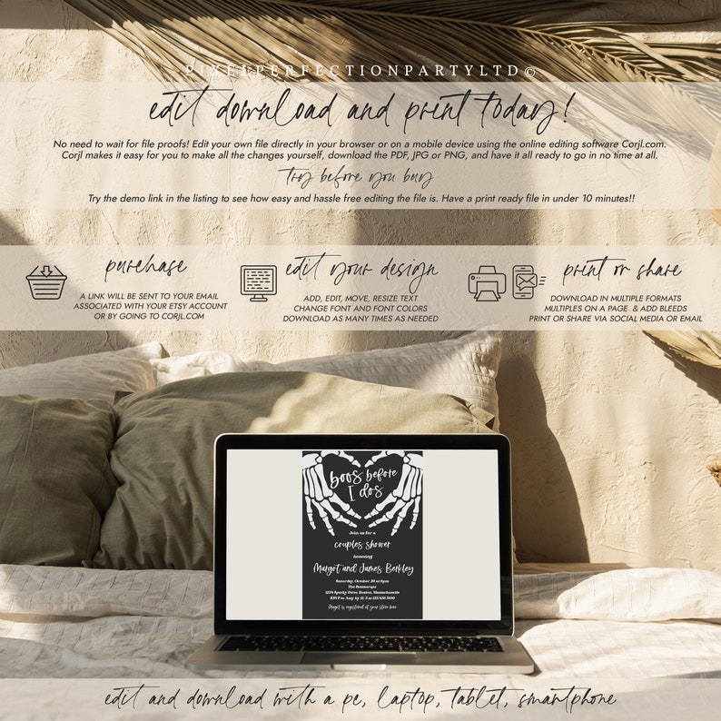 Op de afbeelding: Een zwart-witte printbare huwelijksuitnodiging met een skelet-handontwerp. De tekst luidt "Boo's Before I Do's" en "Couples Shower" met de namen "Margot en James Bartley".
