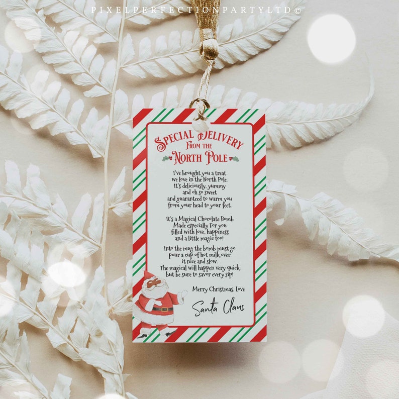 Puede incluir: Etiqueta de regalo de Navidad a rayas rojas y verdes con una ilustraci&oacute;n de Pap&aacute; Noel y el texto "Entrega especial desde el Polo Norte". La etiqueta incluye un poema sobre una bomba de chocolate m&aacute;gica.