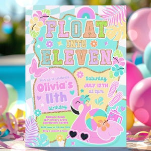 Op de afbeelding: Een kleurrijke uitnodiging voor een 11e verjaardagsfeest. Het ontwerp bevat de woorden "FLOAT INTO ELEVEN" in een speels lettertype, samen met een flamingo-drijver, bloemen en andere zomerse afbeeldingen. De uitnodiging bevat de feestdetails.