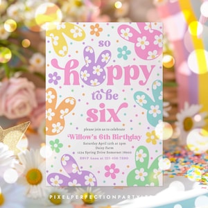 K&ouml;nnte beinhalten: Eine farbenfrohe Geburtstagseinladung mit einem Hasendesign und dem Text "So happy to be six". Die Einladung enth&auml;lt Details zu Willows 6. Geburtstagsparty, einschlie&szlig;lich Datum, Uhrzeit, Ort und RSVP-Informationen.