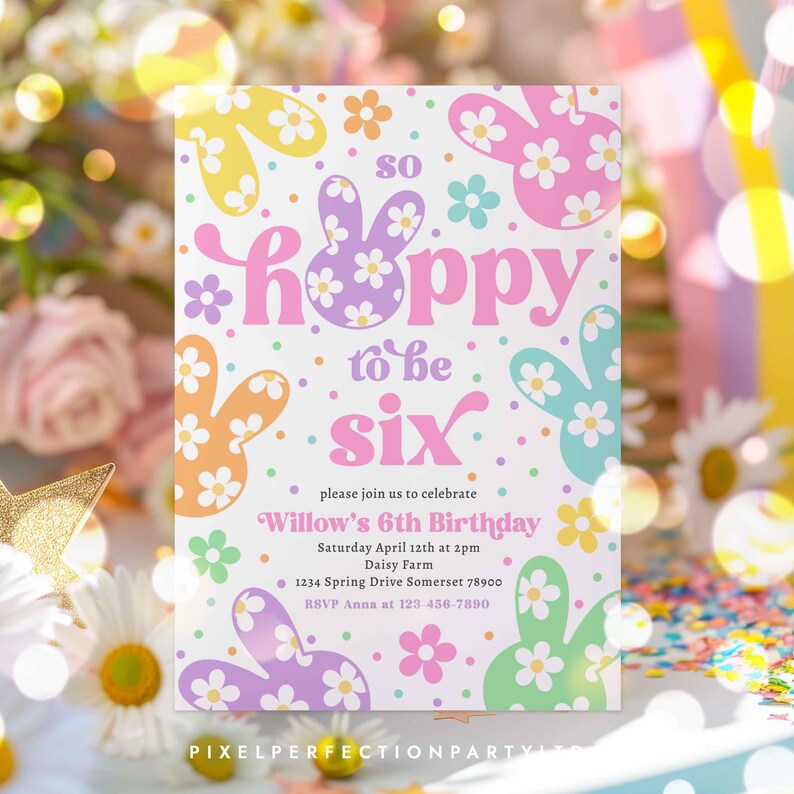 K&ouml;nnte beinhalten: Eine farbenfrohe Geburtstagseinladung mit einem Hasendesign und dem Text "So happy to be six". Die Einladung enth&auml;lt Details zu Willows 6. Geburtstagsparty, einschlie&szlig;lich Datum, Uhrzeit, Ort und RSVP-Informationen.