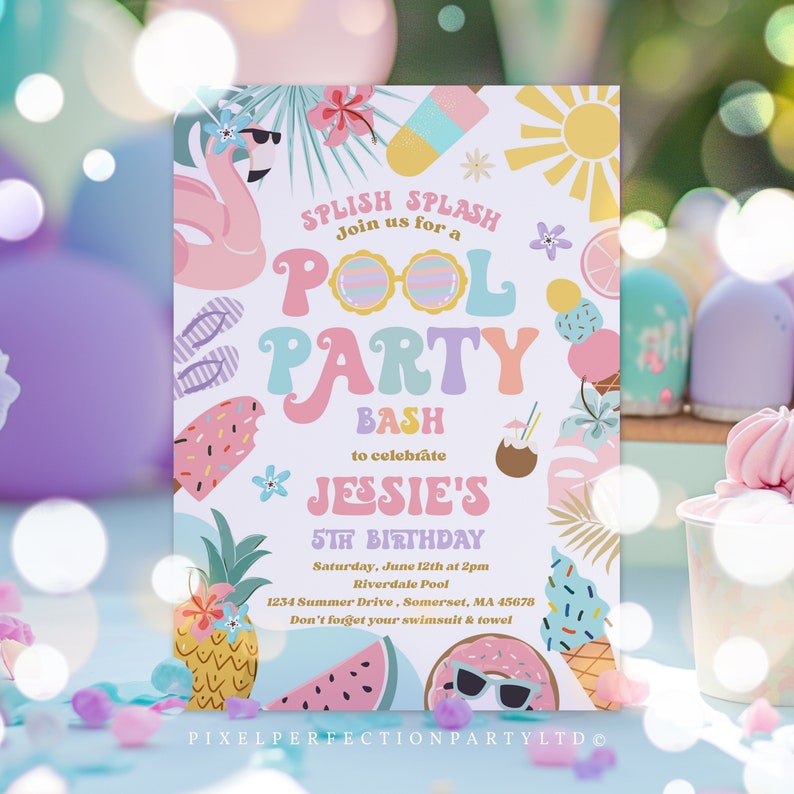 Puede incluir: Una colorida invitaci&oacute;n a una fiesta en la piscina con el texto "SPLISH SPLASH Join us for a POOL PARTY BASH to celebrate JESSIE'S 5TH BIRTHDAY". El dise&ntilde;o incluye ilustraciones de un flamenco, helado y una pi&ntilde;a.